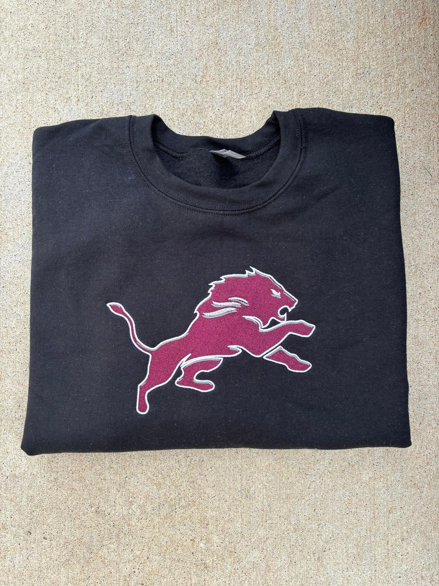 BLACK CREWNECK SWEATSHIRT WITH EMBROIDERED LION